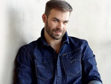 Άναψε «φωτιά» ο Γ. Σαμπάνης με το τραγούδι του «Αγάπη ρε μ...» στο Δημοτικό Συμβούλιο Θεσσαλονίκης